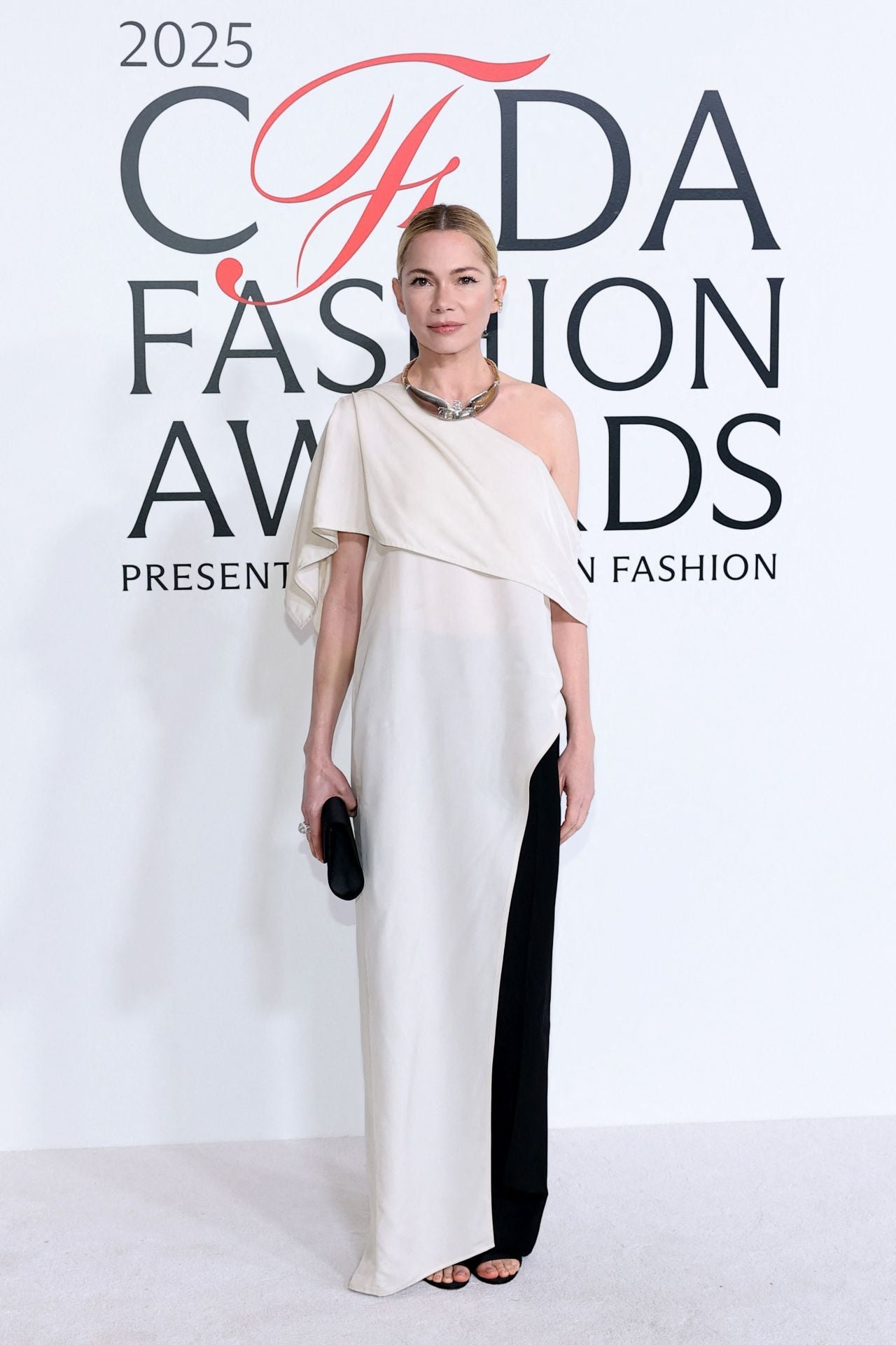 Michelle Williams fue una de las más elegantes, con un vestido bicolor, con escote asimétrico. 