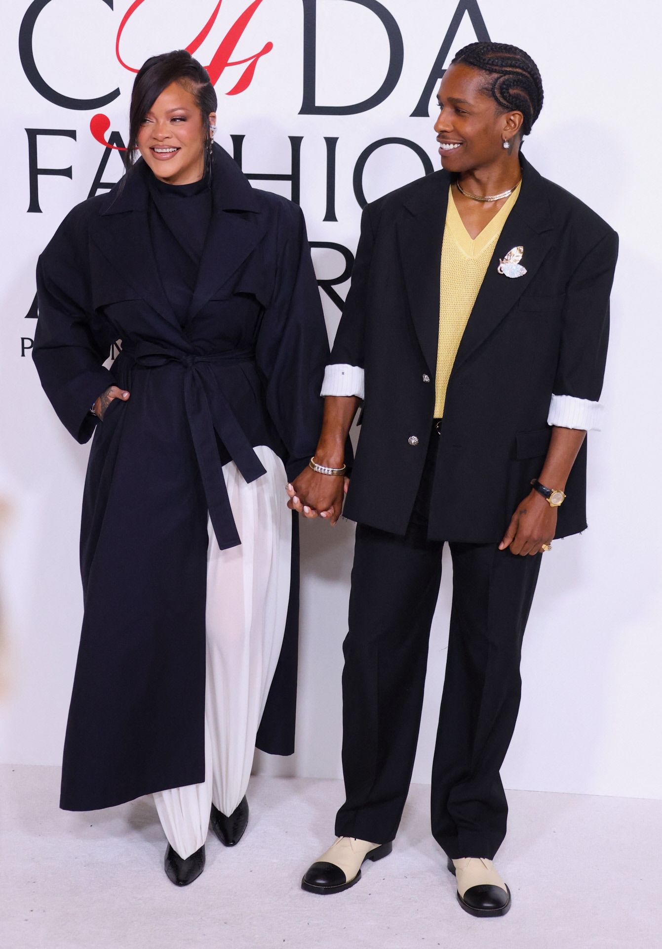 Rihanna y Asap Rocky, uno de los premiados. La pareja se vistió de Chanel, con looks a juego en color negro, con detalles blancos. Ella lució pantalones y gabardina, y él un original traje con camiseta color mantequilla y zapatos bicolores. 