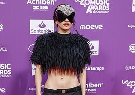 Rosalía, irreconocible en los 40 Music Awards, con unas maxigafas cuajadas de pedrería