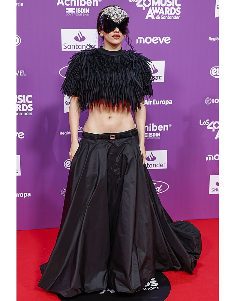 Rosalía de negro en la alfombra roja de los 40 Music Awards 2025.