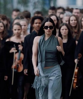 Imagen secundaria 2 - Detalles de algunos de los estilismos de Rosalía en Berghain