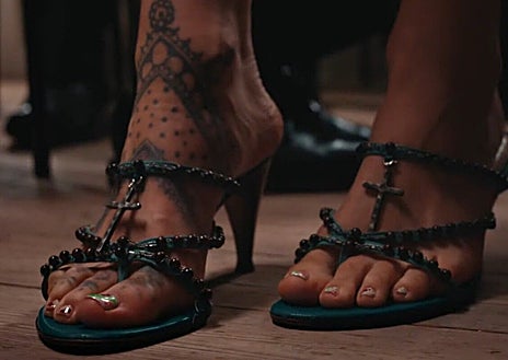 Imagen secundaria 1 - Detalles de algunos de los estilismos de Rosalía en Berghain