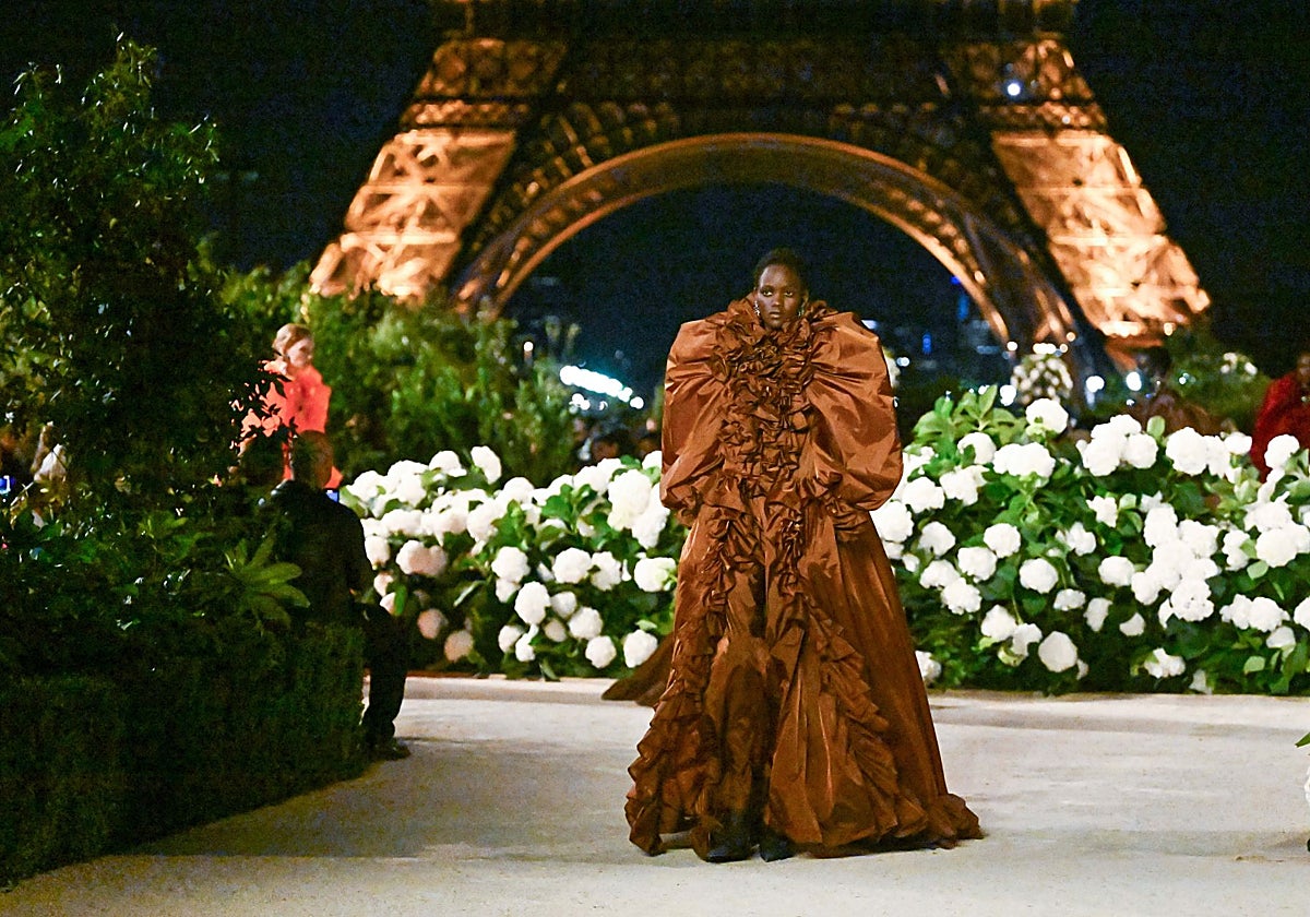Modelo de Saint Laurent en uno de los últimos desfiles de la marca en París