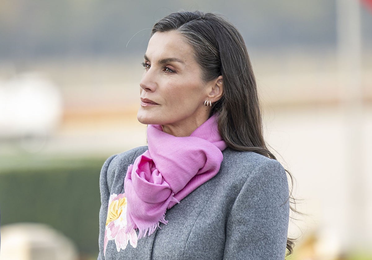 La Reina Letizia con abrigo de Carolina Herrera en China