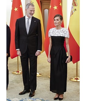 Imagen secundaria 2 - Detalles del vestido de gala firmado por Carolina Herrera que ha lucido la Reina Letizia
