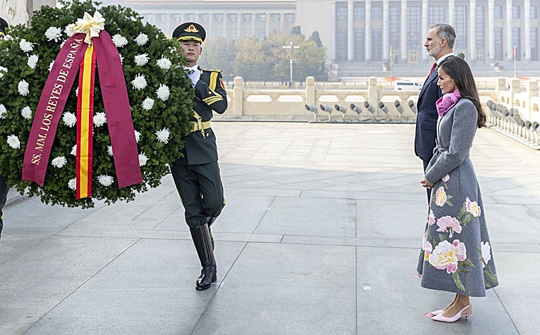 Imagen principal - Detalles del estilismo de la Reina durante su visita de Estado a China