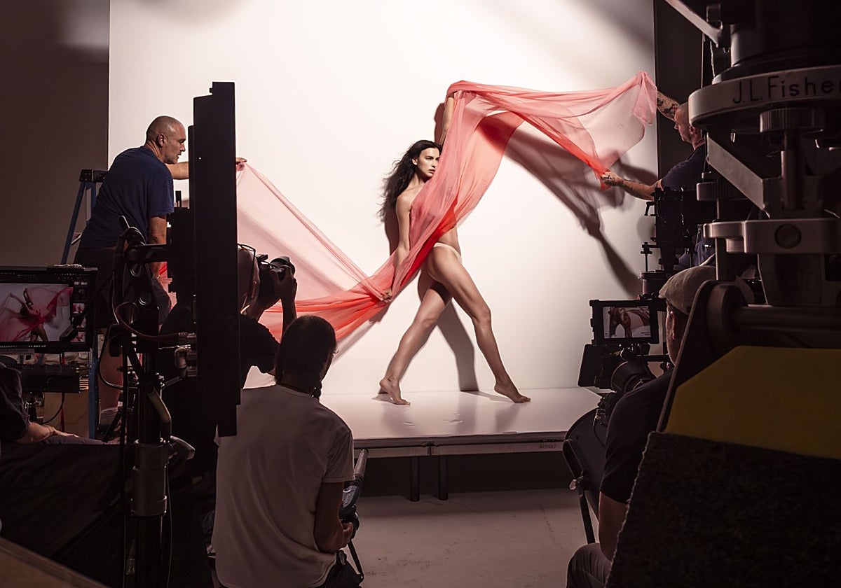 Irina Shayk durante la sesión de fotos para el calendario