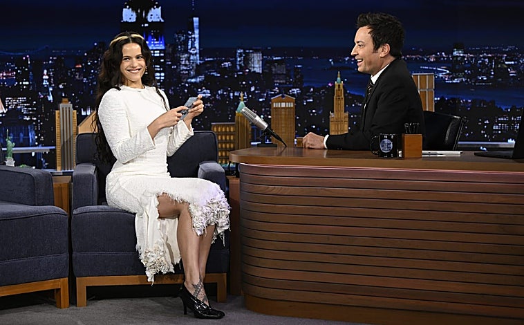 Imagen principal - Detalles del vestido blanco que Rosalía lució durante la entrevista