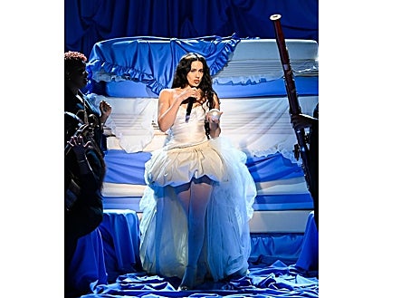 Imagen secundaria 1 - Rosalía con vestido de Vivienne Westwood