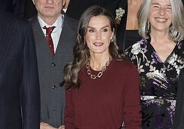 La Reina Letizia estrena falda de lentejuelas y collar 'low cost' en los premios Francisco Cerecedo