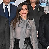 La Reina Letizia estrena look lady: falda de cuero y blusa con lazo