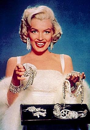 Marilyn Monroe con joyas con diamantes