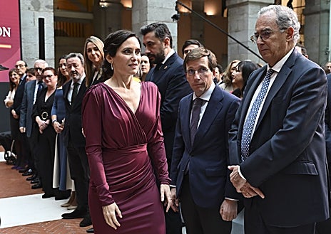 Imagen secundaria 1 - Detalles del conjunto de Isabel Díaz Ayuso firmado por Victoria Colección