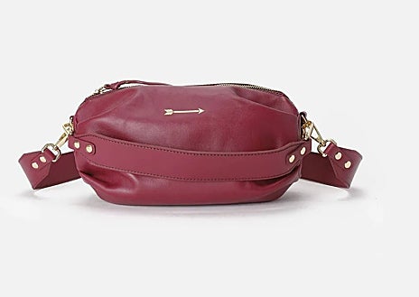 Imagem Secundária 1 – Importância dos detalhes nos acessórios. Peças Schiaparelli, bolsa Mécules (235€) e botins Mascaró.