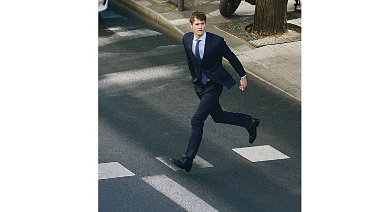 Um terno azul costuma ser a melhor escolha para o guarda-roupa de um homem para uma entrevista formal.