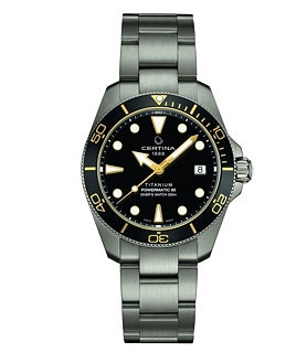 Imagem secundária 2 - fato Sastrería Prats azul (790€), sapatos Glent (279€) e relógio Certina DS Action Diver Powermatic 80 38mm com pulseira em titânio (1095€)