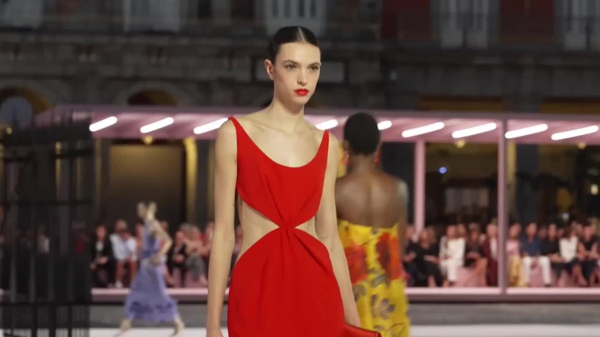 Carolina Herrera rinde homenaje al Madrid castizo con diseños para una mujer global