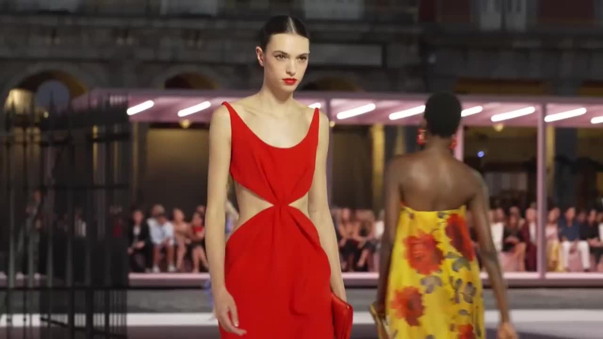 Carolina Herrera transforma la plaza Mayor de Madrid en la pasarela de su nueva colección