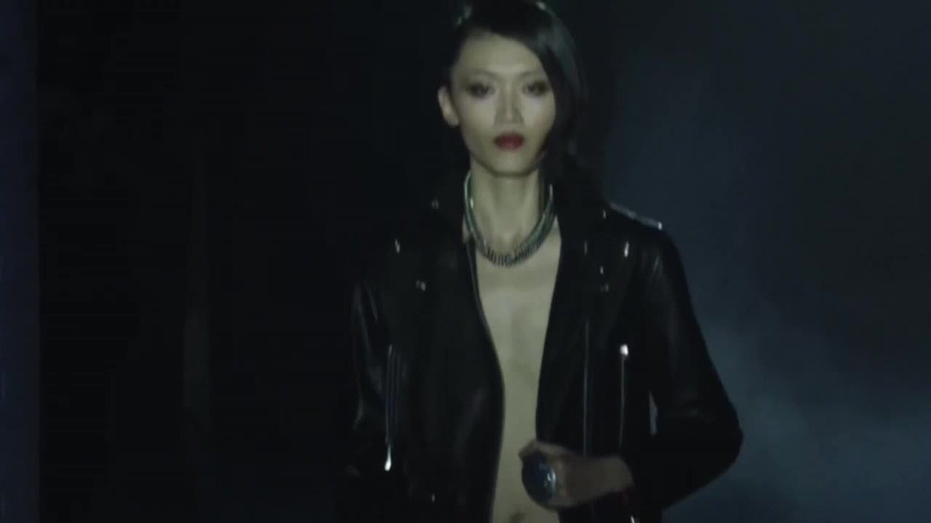 El negro, sobrio y absoluto domina en la firma Nathalie Chandler