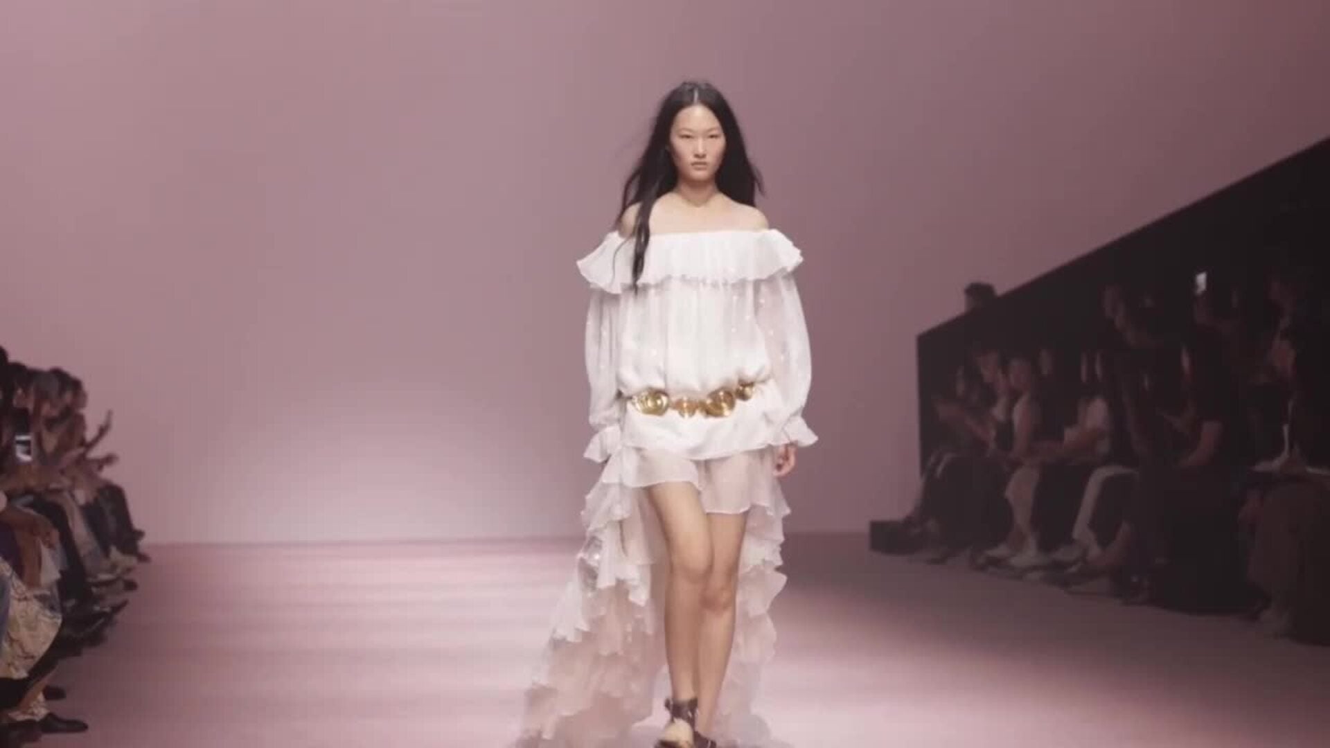 El diseñador Xu Zhi presenta sus nuevas creaciones en la Semana de la Moda de Shanghái