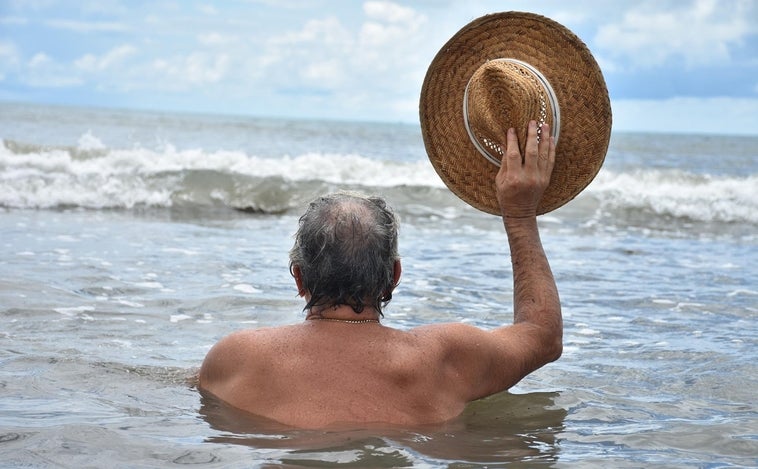 Cómo evitar las escamas y el picor de piel en las personas mayores durante el verano