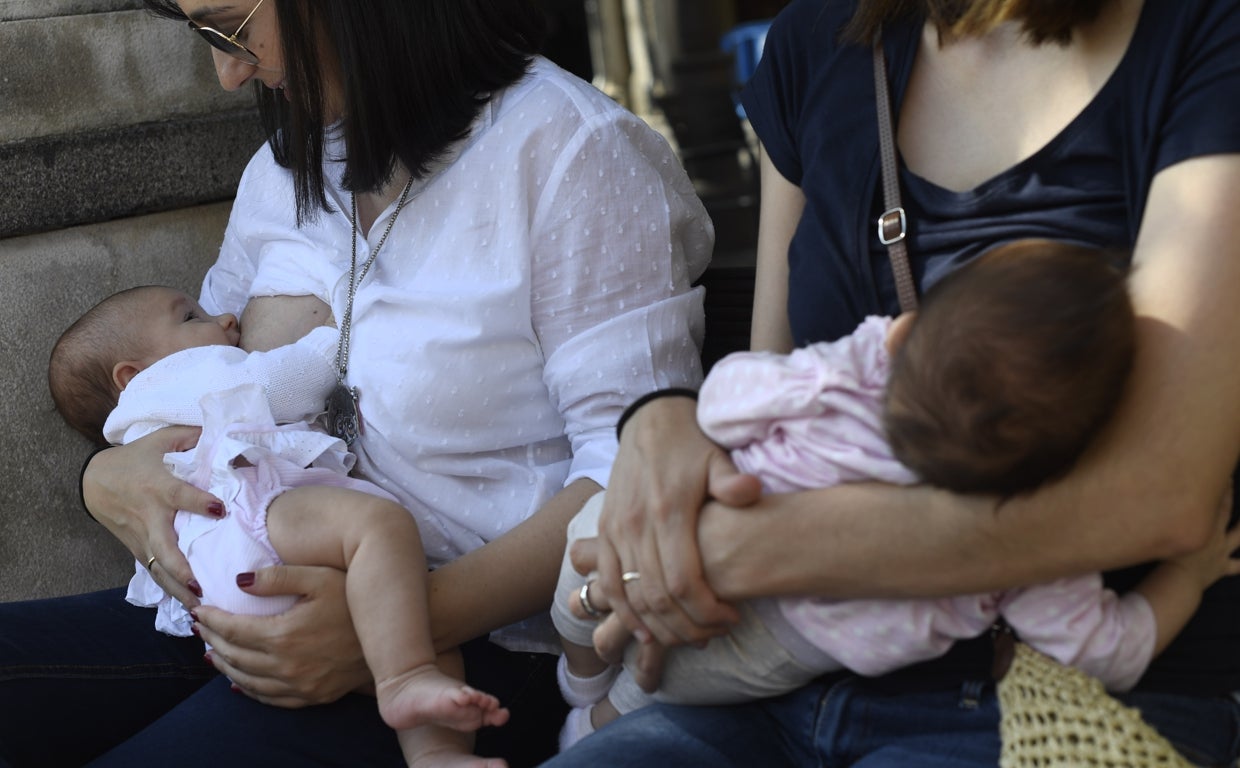 Imagen de archivo de mujeres dando el pecho a sus bebés