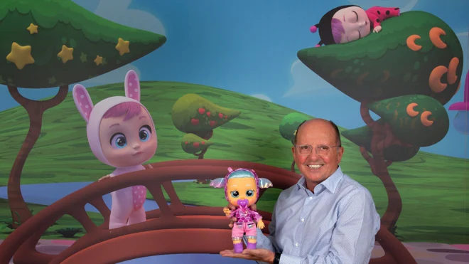 Albert Ventura, CEO de IMC Toys., posa con Bebé Llorones