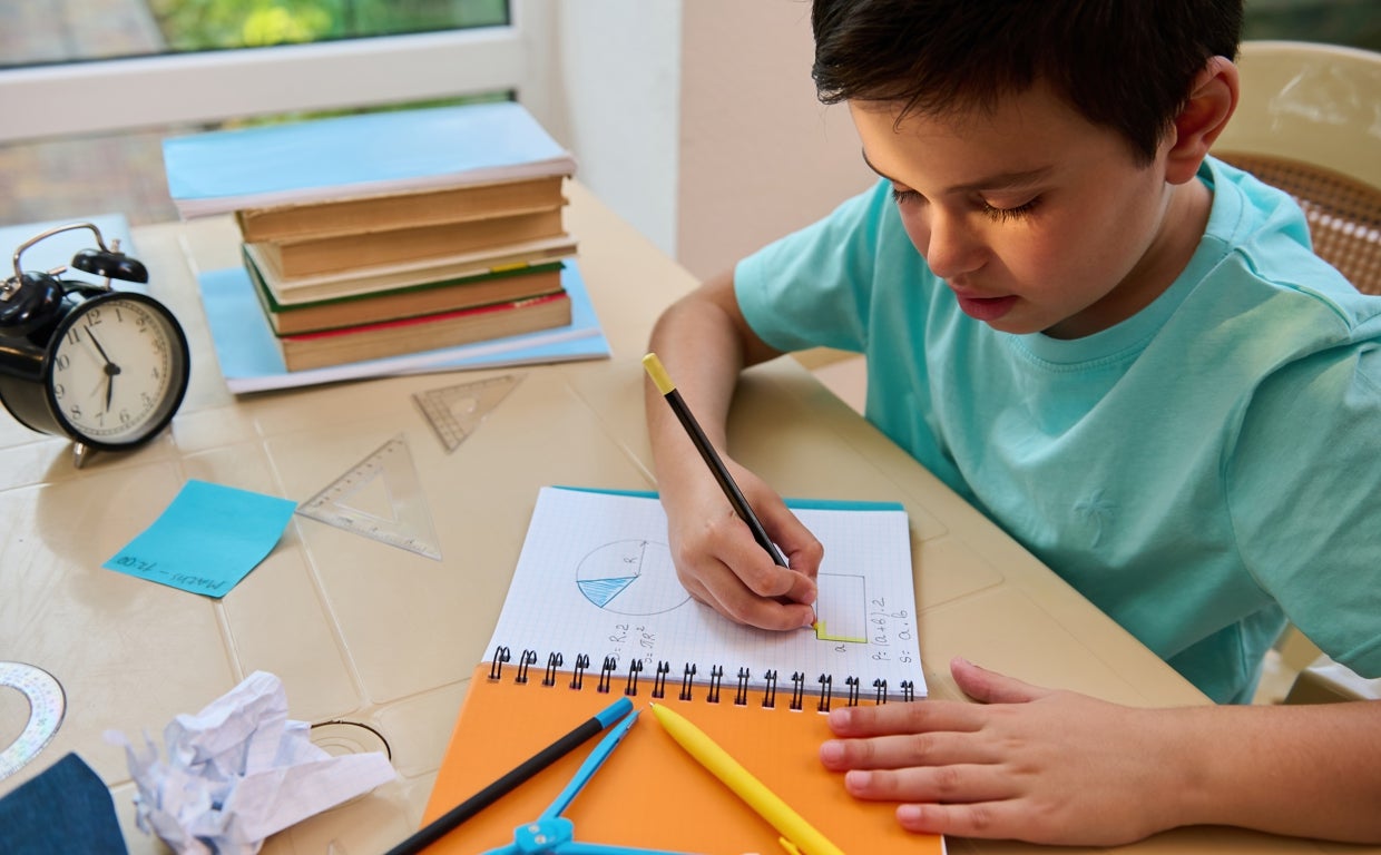 Los padres que hacen comentarios que relacionan el rendimiento de sus hijos con atributos personales como la inteligencia