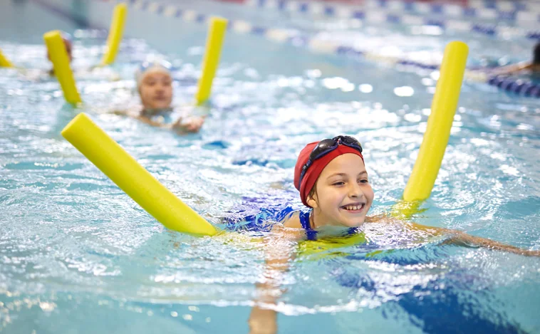 Cómo la natación puede ayudar a tu hijo a ser mejor estudiante