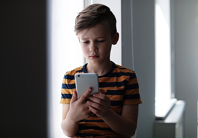 Los 10 consejos imprescindibles antes de regalar un móvil a un niño