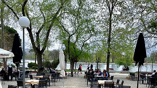 A la terraza de 'El Ancla del Lago' se puede llegar en bicicleta