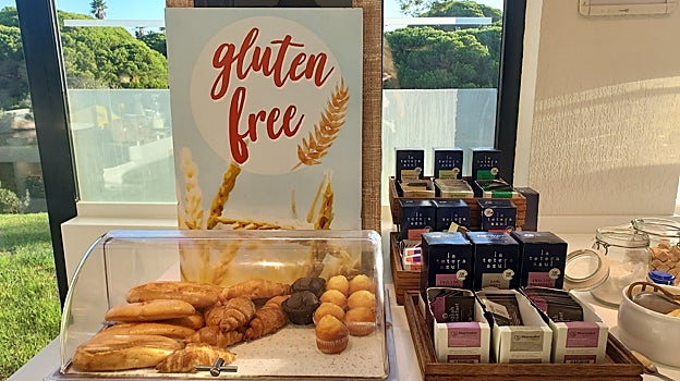 En el buffet hay una cuidada selección de productos para celiacos perfectamente señalizados