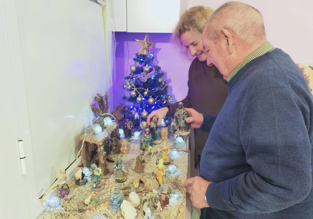 Pilar, con su padre Ramón, enfermo de Alzheimer, poniendo el Belén