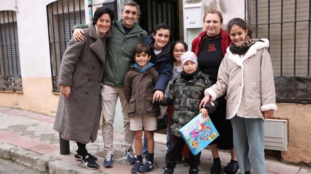 Cristina, con su marido Pedro, sus cuatro hijos y el pequeño David,  el niño usuario