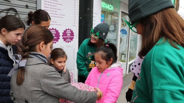 María Fernanda, recibiendo los regalos de manos de los hijos de Eugenia y Jsé Antonio