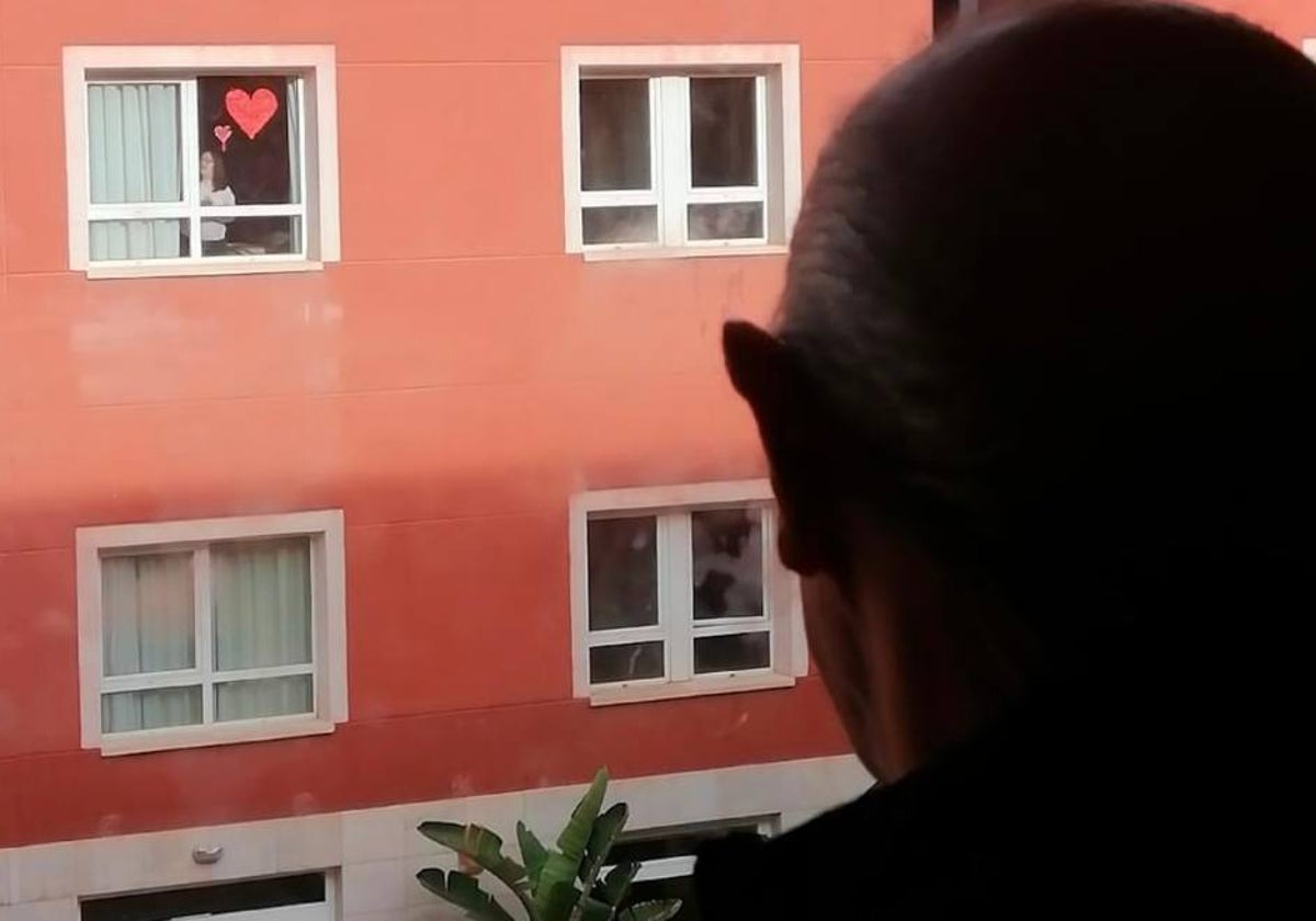 La ansiedad de este progenitor desaparece cuando mira por la ventana de la residencia y localiza el corazón rojo