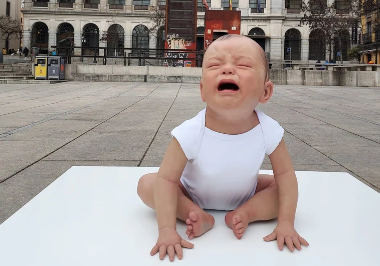 El llanto desconsolado de un bebé en una calle de Madrid pidiendo la lactancia en lugares públicos