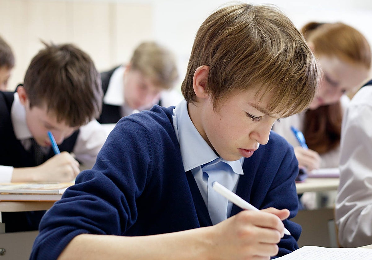 Las familias piden adaptar el contenido en las aulas