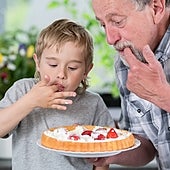 Así miman los abuelos: alimentos y bebida con mucho azúcar