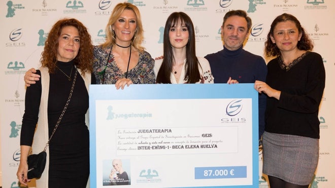 De izquierda a derecha, Emi Palomo; madre de Elena Huelva; Mónica Esteban, presidenta de la Fundación Juegaterapia; Emi Huelva; Manuel Huelva, padre de la joven; y Claudia Valverde, investigadora del GEIS