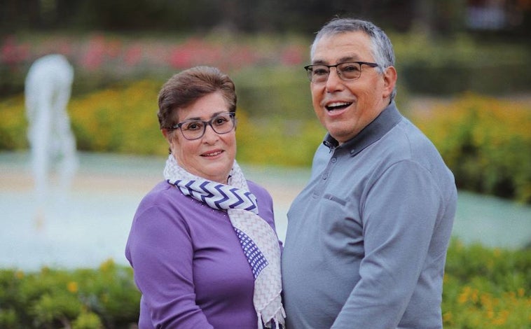 Imagen principal - Una pareja, fotografiada por Dan (arriba). Retrato a una mujer de 90 años (abajo a la izquierda). Un hombre de 100 años posa para el joven fotógrafo mientras esperaba a su hija para ir a comer (abajo a la derecha)