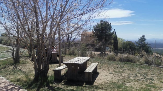 Primera visita de unos padres a su hijo, en los jardines de Can Ros