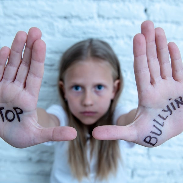 La campaña que te anima a ponerte unas gafas y cambiar la mirada frente al acoso escolar