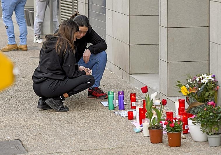 Flores y velas en la casa de las gemelas de 12 años de Sallent