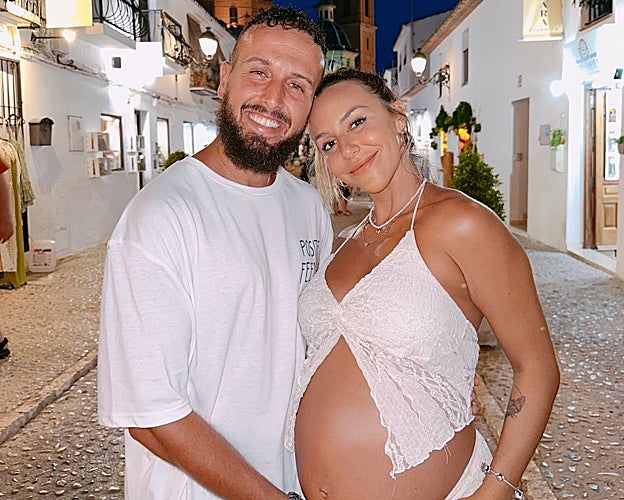 Tania posa embarazada junto a su pareja, Jaly