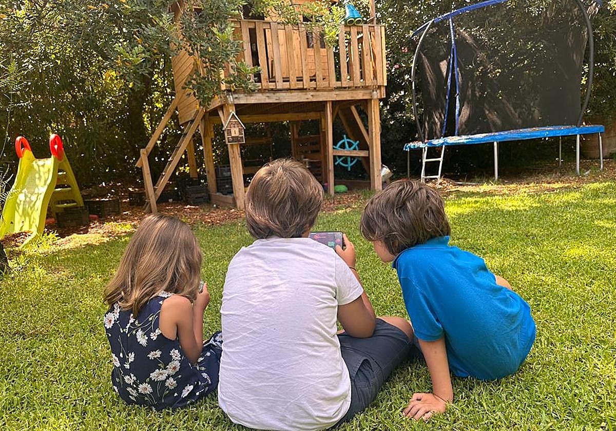 Los hijos de Janna e Iván, de 10, 7 y 5 años, jugando con las pantallas