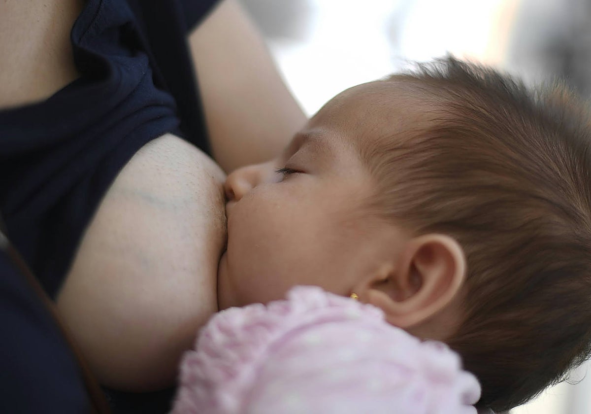 Imagen de archivo de un bebé mamando