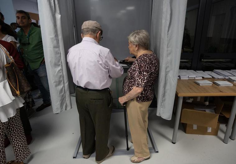 Una pareja vota en las pasadas elecciones municipales y autonómicas del mes de mayo.