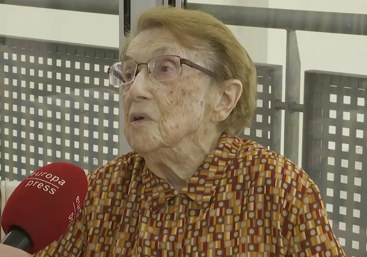 Milagros, la podcaster de 100 años que da consejos a nietos y compañeros de residencia
