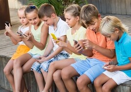 Los menores pasan un 30% más de tiempo con pantallas en verano